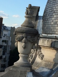 Sculpture sur le toit d'un immeuble Haussmannien
